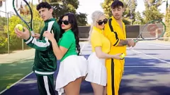 Odtwórz Duże cycki Milfs Mona Azar i Kenzie Taylor w parnym czwórce