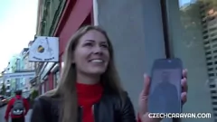 Odtwórz Amatorska MILF Claudia Mac robi się niegrzeczna w przyczepie kempingowej