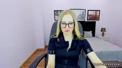 Reproducir Nena rubia euro con gafas expone pequeñas tetas en la webcam