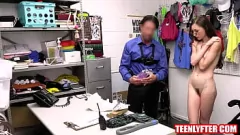Drobny złodziej brunetki dostaje hardcore pieprzony przez gliniarza