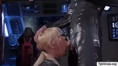 Oynat T-Girl astronotunun anal olarak yok edilmesi arkadaşının büyük dick