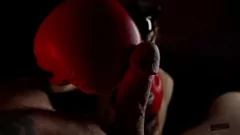 Jouer La padrona domina con guanti da boxe in intensa sessione di pompini