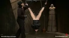 Redare Sesiunea BDSM BONDAGE: Hardcore Anal Fuck cu dildo și gâdilare aspră