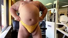 Redare Muscle Bear Bunicul dezlănțuie cocoșul gras în sala de sport