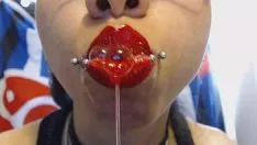 Abspielen Knallrote Lippen sabbern und spritzen sehr viel Spucke