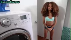 Afspelen Curvy Ebony Step-Sister keel keelt de grote lul van Stepbro in intense POV-pijpbeurt