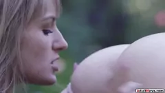 Reproduzir Fiesta lésbica de rosto ao ar livre: Scarlett Sage é dono da River Fox