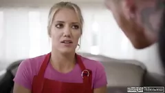 Redare Smork Tits Maid este dipat de doi hoți în sesiune anală intensă