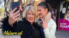 Afspelen 56 -jarige MILF Amy en Teen Francesca DiCaprio Lesbian Tinder Date