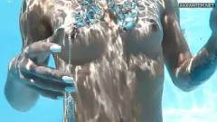 تشغيل الاباحية الهنغارية Zazie Skymm's Naked Swim & Poolside Fuck