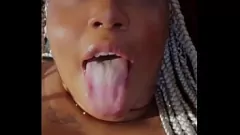 Oynat Ebony Milf Blackvelvet'in ıslak ve sulu yakın çekim kedi alay ve creampie