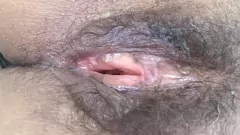 Jouer Milf peloso mostra la sua figa di cazzo in spiaggia