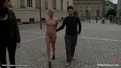 Reproduzir Boquete loira europeia e sexo grupal hardcore em público