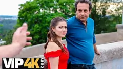 Jouer Serina Gomez, une adolescente bien roulée, renverse la situation face à un artiste pick-up en 4K