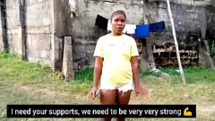 Reproducir Starex está encantada de ser una estrella porno con sus grandes tetas y su enorme culo, mostrando su belleza de ébano.