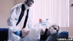 Jouer Restrictions d'isolement levées : la petite blonde Lola avec des tatouages et des piercings retrouve Lucky pour une pipe sauvage et une action en levrette