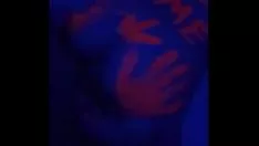 Abspielen Fucworld-Beater Bspoil mit Fluo steigen im Schlafzimmer aus