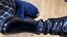 Jouer Peddles-ta-cugoosefish - homme soumis l&esculpture;che les bottes et les motleys de sa maîplaite - maîplaite clara