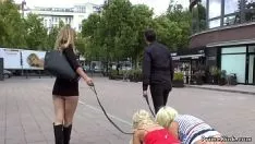 تشغيل Bosomy blonds تبول في وول ستريت