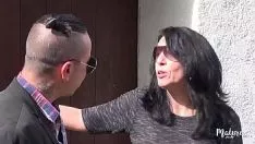 Oynat Nina maman nymphomaniachead of saç baiséeacute aksan;e par un jeune