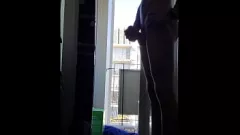 Reproducir John Holmes Junior expuesto: corrida en un día soleado mientras los vecinos miran