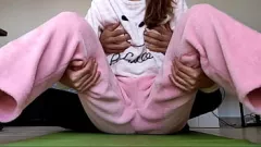 Jouer Sorellastra asiatica di 18 anni con le tette piccole in pigiama si bagna e si arrapa - Vero porno amatoriale fatto in casa