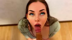 Jouer Fellation bâclée de la demi-soeur : grosse éjac faciale !