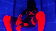 Reproducir MILF amateur tiene un intenso orgasmo con brillo de neón y un consolador