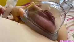 Redare Adolescenți amatori experimentează cu pompă de vagin într-un videoclip intim acasă