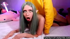 Afspelen Onderdanige kleine elf in cosplay wordt ruw geneukt en bedekt met sperma