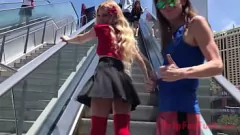 Jouer Bionda troia mostra il perizoma sulla Strip di Las Vegas