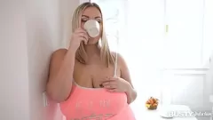 Jouer La chatte rose intense de la MILF aux gros seins Krystal Swift