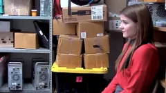 Reproducir La pequeña estrella porno adolescente Rosalyn recibe una polla con dureza en la oficina