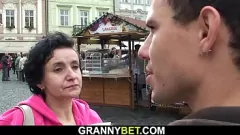 Odtwórz Owłosiona dojrzała babcia robi się niegrzeczna na podłodze