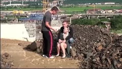 Redare Trio public cu o adolescentă drăguță blondă